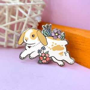 Tan en witte hangoor Bunny Pin, Emaille Pin, Konijn Pin, Bunny Pin, Witte Konijn Pin, Konijn Emaille Pin, Bunny Emaille Pin, Huisdier Pins, Huisdier Cadeau