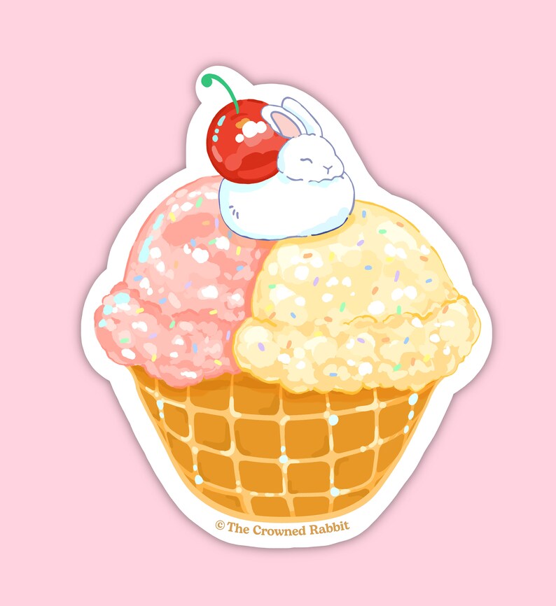 Peut inclure: Un lapin blanc avec une cerise sur la t&ecirc;te est assis sur un lit de cr&egrave;me glac&eacute;e rose et jaune dans un cornet gaufr&eacute;. La cr&egrave;me glac&eacute;e est recouverte de p&eacute;pites color&eacute;es. L'image est un autocollant avec le texte "The Crowned Rabbit" en bas.