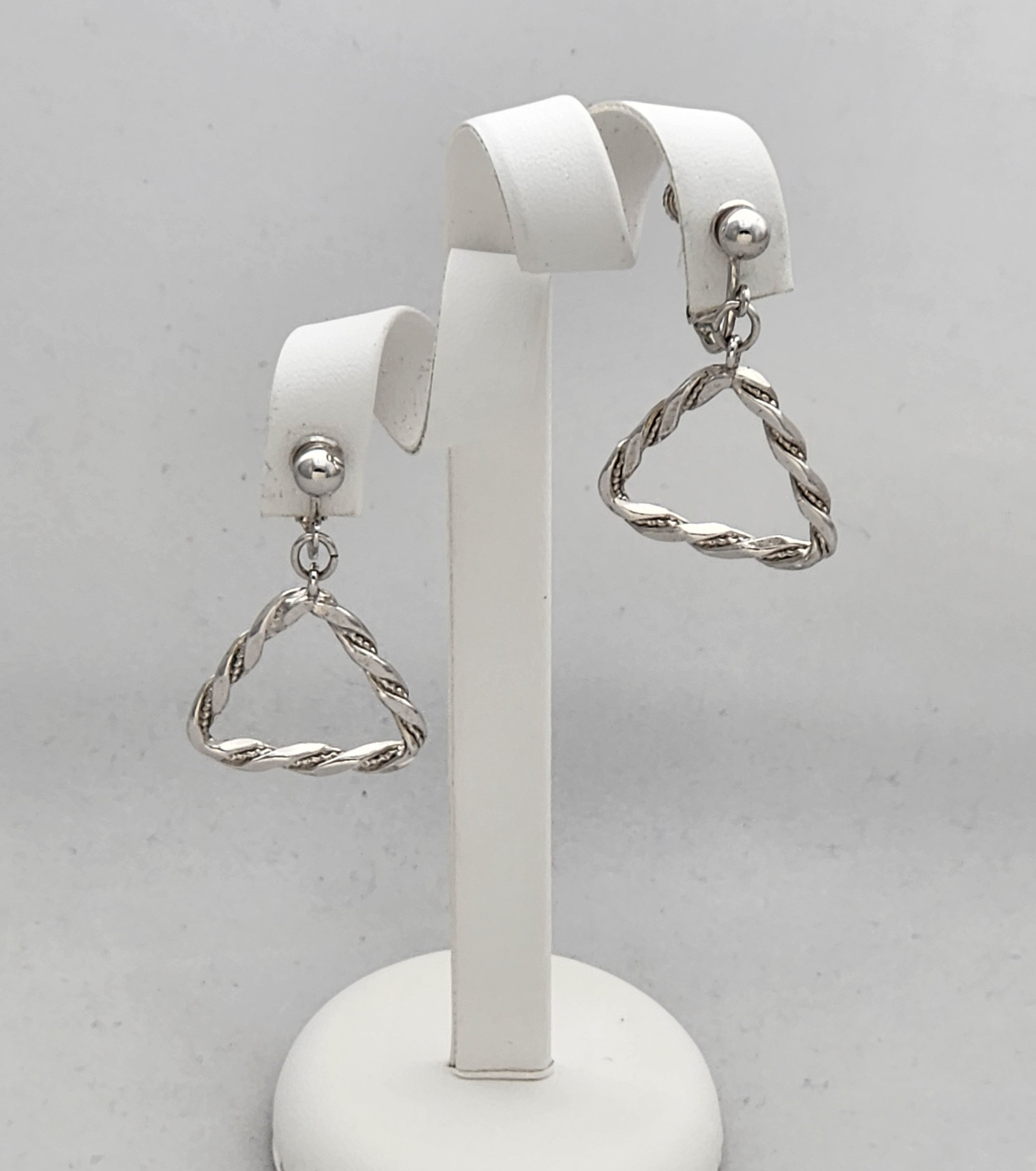 Napier 1970s Triangles with Embossed Chain Design Dangle Clip Back Screw Adjustment Vintage Earrings
