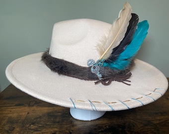 Chapeau ivoire personnalisé : cuir, fourrure, plumes, breloques pour équipement (de 21,5 à 23 pouces)