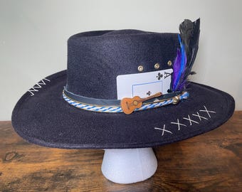 Chapeau noir personnalisé : as de trèfle, breloque pour guitare, plumes (taille 7 1/4)