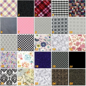 Op de afbeelding: Een verzameling stoffen stalen met diverse patronen. Ontwerpen omvatten ruitjes, krullen, ruitvormen, bloemen en geometrische vormen. Kleuren vari&euml;ren van roze en blauw tot zwart en wit.