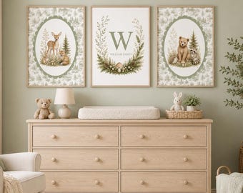 Juego de 3 láminas decorativas personalizadas para la habitación del bebé con temática de bosque, estampados de animales del bosque en verde salvia, ciervos, zorros y osos, y diseños inspirados en el bosque tradicional.