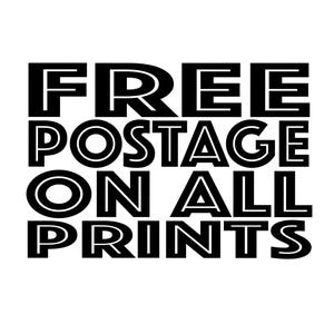 以下が含まれることがあります： 「FREE POSTAGE ON ALL PRINTS」と書いてある白黒のテキストグラフィックです。