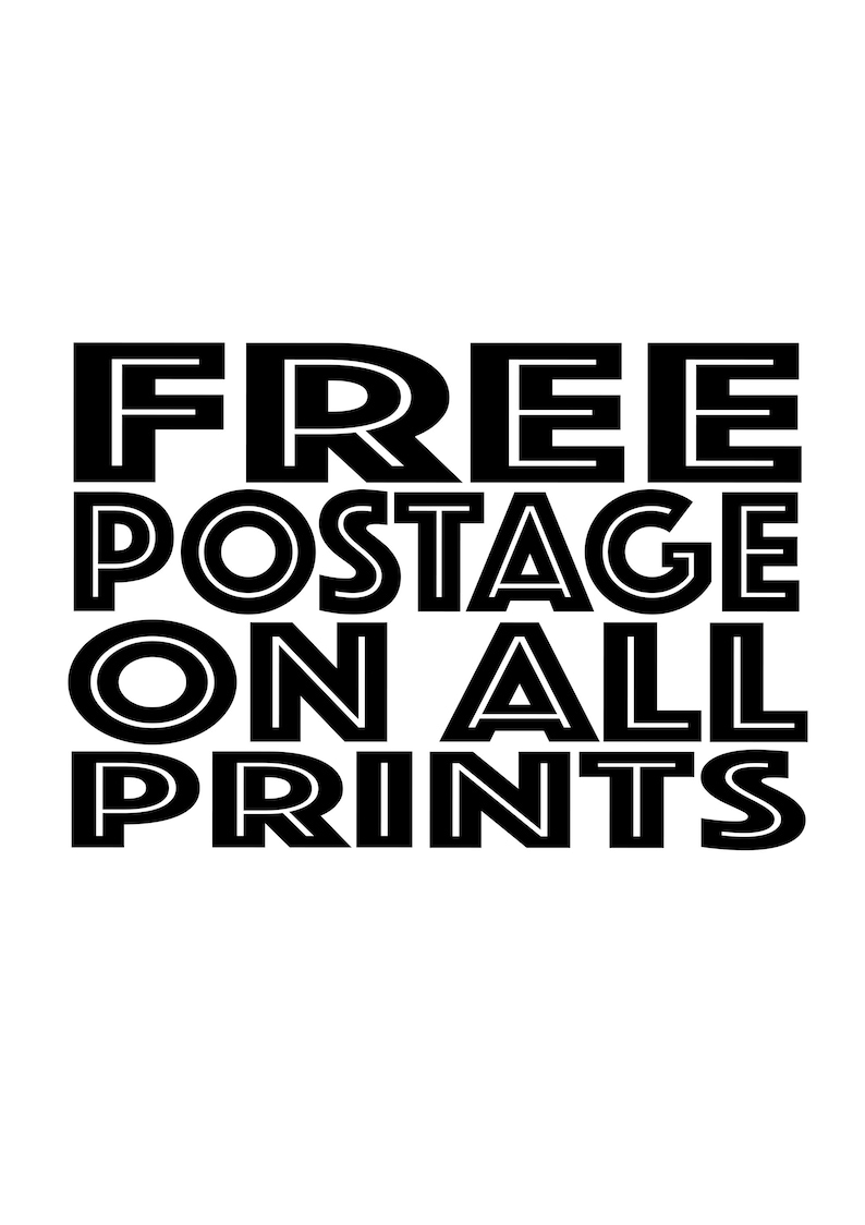 以下が含まれることがあります： 「FREE POSTAGE ON ALL PRINTS」と書いてある白黒のテキストグラフィックです。
