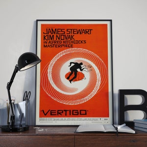 K&ouml;nnte beinhalten: Ein Vintage-Filmplakat f&uuml;r den Film "Vertigo" mit James Stewart und Kim Novak. Das Plakat zeigt ein rotes und wei&szlig;es Spiraldesign mit einer Silhouette eines tanzenden Mannes und einer Frau.