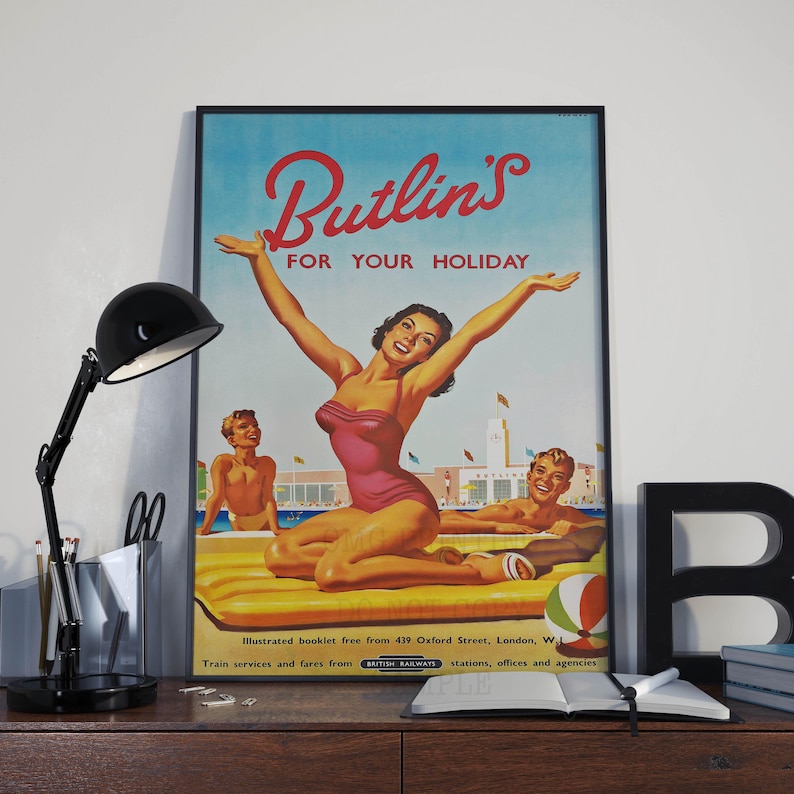 K&ouml;nnte beinhalten: Ein Vintage-Reiseposter, das f&uuml;r die Ferienresorts von Butlin's wirbt. Das Poster zeigt eine Frau in einem rosafarbenen Badeanzug mit erhobenen Armen, die l&auml;chelt. Der Text auf dem Poster lautet "Butlin's for your holiday".