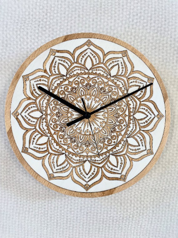 Mandala 2 Orologio da parete / silenzioso / inciso riempito con resina  epossidica / orologio da parete in legno massello / regalo di nozze /  regalo per la casa / legno naturale -  Italia