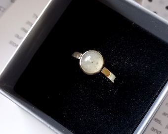 Cremation Ashes Ring, a Memorial Keepsake Ring in 9ct Solid Gold, loved ones and pets remembrance and memorial Jewellery, pet hair fur ring