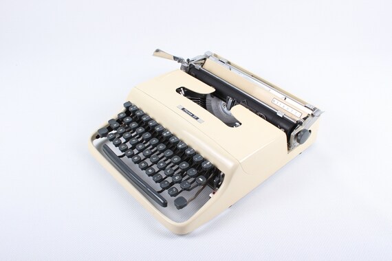 Working Typewriter Olivetti Lettera 82 Working Perfectly CHRISTMAS SALE