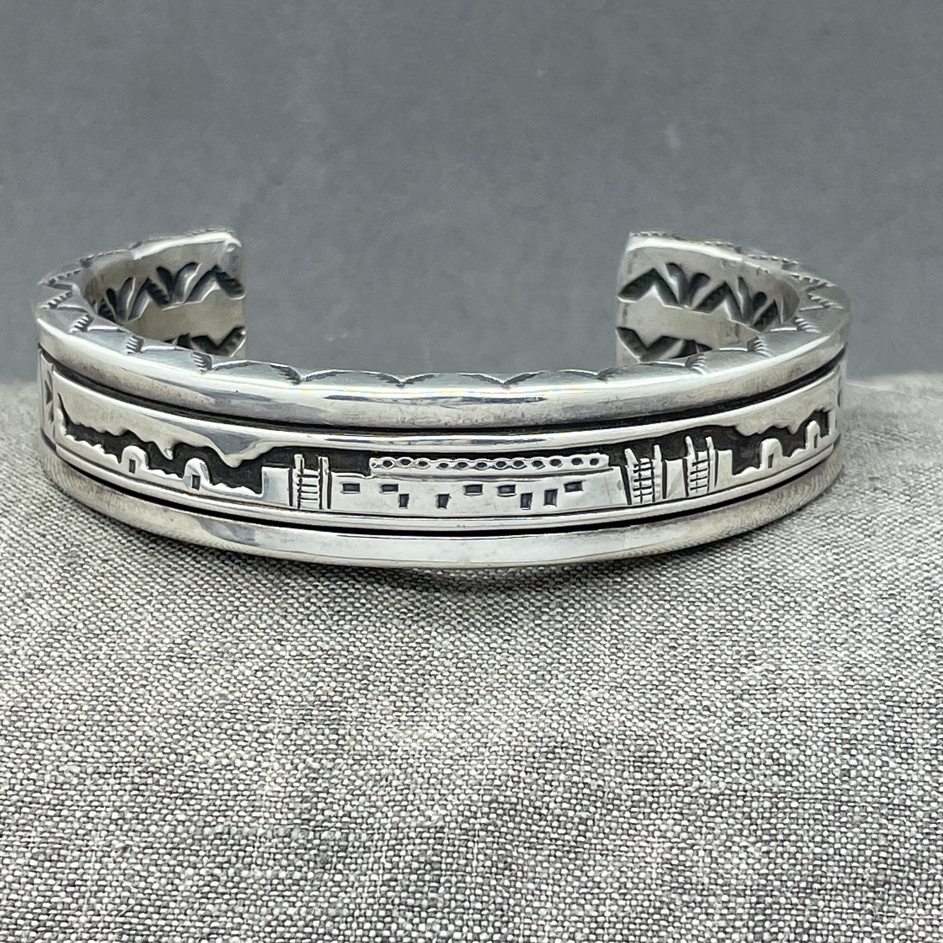 Striking Vintage Native American Navajo Thick Rope Sterling Silver Horseshoe Bracelet Striking Vintage Native American Navajo Thick Rope Sterling Silver Horseshoe Bracelet