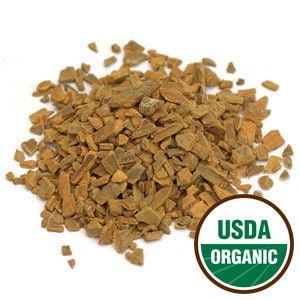 Könnte beinhalten: Nahaufnahme eines Haufens brauner Zimtrindenstücke. Die Rinde ist in unregelmäßigen Formen und Größen zerbrochen. Das USDA Organic-Siegel ist in der unteren rechten Ecke des Bildes sichtbar.