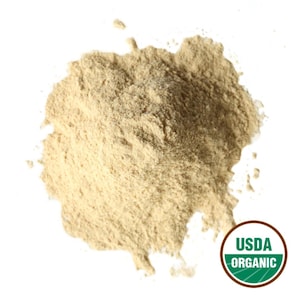 Peut inclure: Un tas de poudre brun clair sur fond blanc. La poudre a une texture fine et semble être un produit alimentaire. Un sceau USDA Organic est dans le coin inférieur droit.