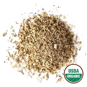 Puede incluir: Un montón de hierbas orgánicas picadas, de color marrón claro, posiblemente para uso culinario o medicinal, sobre un fondo blanco. El sello USDA Organic es visible en la esquina inferior derecha, lo que indica la certificación del producto.