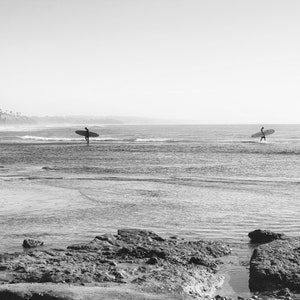 Parting Waves, Surfers, Ocean, Cliffs, Beach, Low Tide, Black and White, Cardiff by the Sea, Encinitas, San Diego, California afbeelding 1