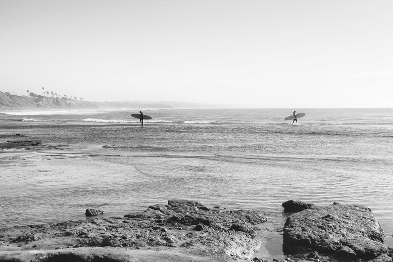 Parting Waves, Surfers, Ocean, Cliffs, Beach, Low Tide, Black and White, Cardiff by the Sea, Encinitas, San Diego, California afbeelding 1