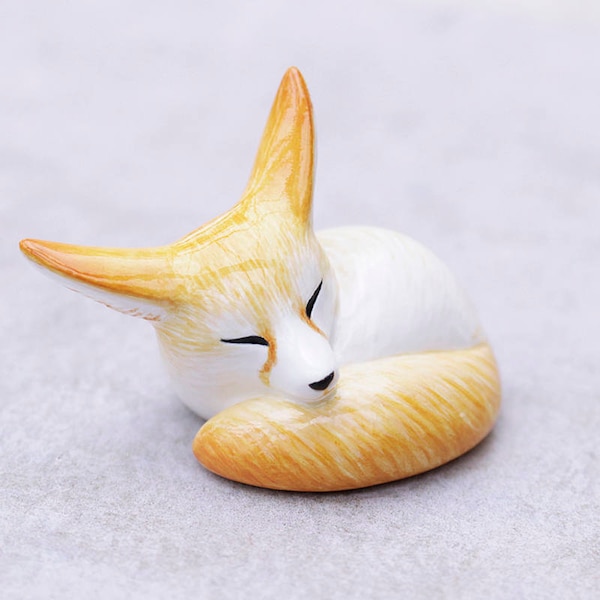 Schlafender Fennek Fuchs - handbemalte Harz Tierfigur