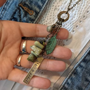 Personalisierte lange Boho Halskette, Feder Halskette, Bronze extra lange Damen Halskette mit Stein Kristallen, Boho Stil, Geschenk für Mama