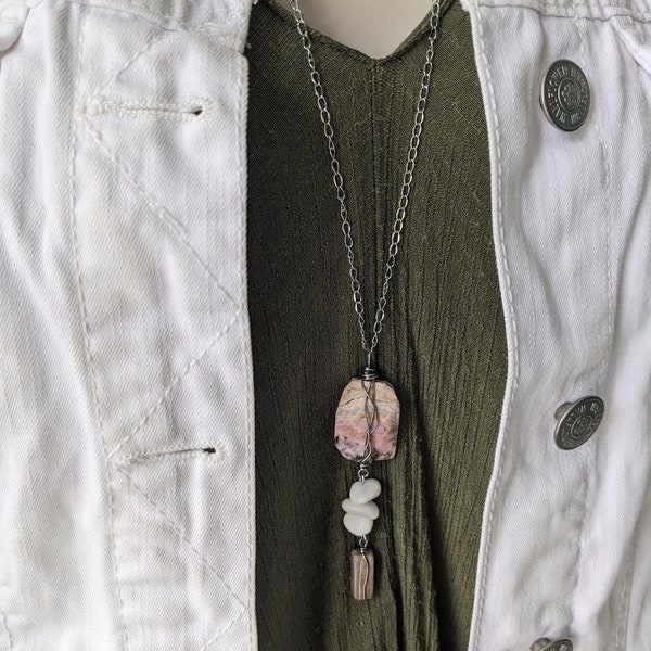 Long collier bohème rose poudré, gris blanc et argent, chaîne en argent extra longue, pendentif en rhodochrosite, long style bohème rose 58