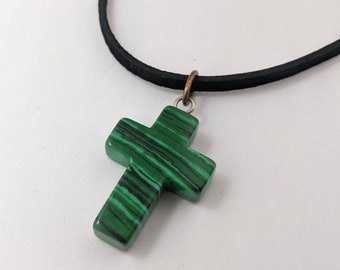 Collier croix pour homme, pierre verte malachite sur daim, pendentif Croix homme, cadeau religieux pour homme, cadeau pour irlandais, collier vert