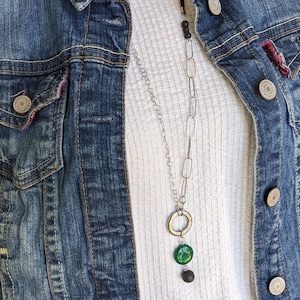 Grüne Boho-Halskette: Lange Silberkette, schwarze Lava und grüner Anhänger