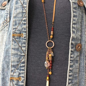 lange bohoketting, mosterd- en roestketting, oranje agaat, lange dameskettingen, dameskristallen in bohostijl van JT Maui