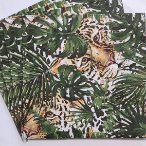 4 tovaglioli per decoupage, leopardo nascosto con monstera verde, tovaglioli con animale selvatico grande predatore accovacciato, carta artigianale fauna selvatica, ANI05