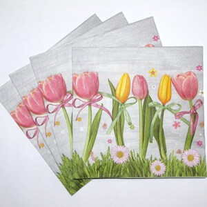 4 serviettes de table à servir, tulipes printanières, fleurs en papier, tulipes roses et jaunes sur fond gris, 3 épaisseurs de serviettes en papier 13 po. 33 cm, FLW23