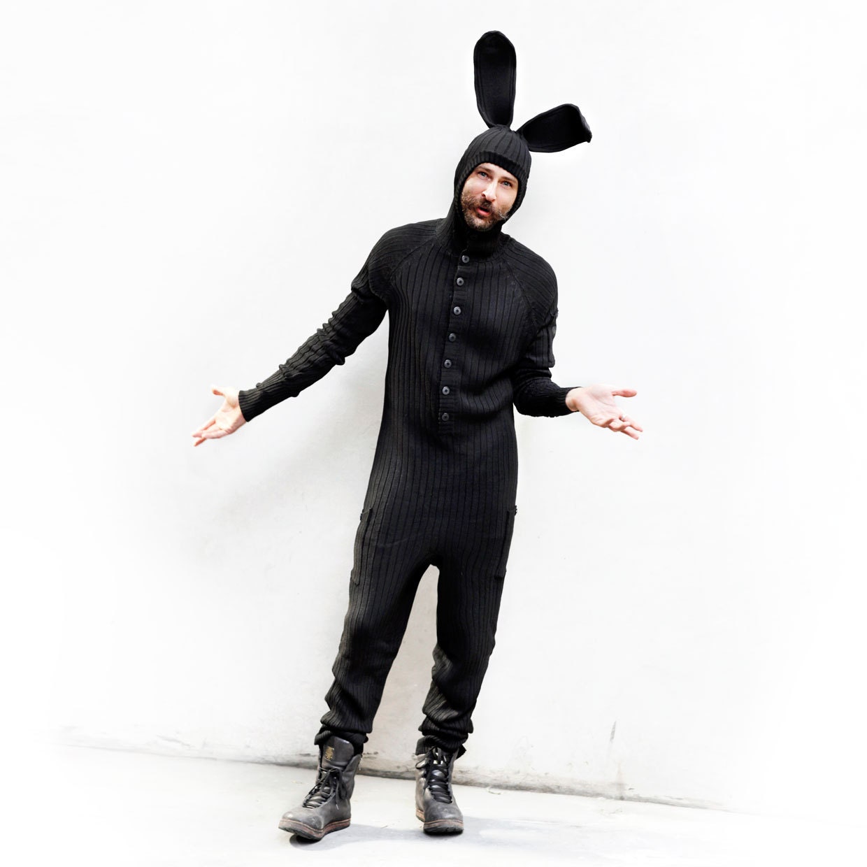 Костюм Black Bunny. Костюм черного кролика. Костюм кролика взрослый мужской. Мужчина в костюме кролика. Костюм кролика 18