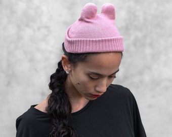 MINI SOCKY - Rosa Beanie - Rosa Baumwollstrickmütze - Mini Hasenohren - Kaltwettermütze mit Ohren - Alberne Geschenkidee