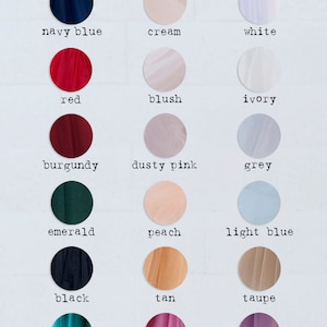 Puede incluir: Una tabla que muestra 15 colores diferentes de tul. Los colores son azul marino, crema, blanco, rojo, rubor, marfil, burdeos, rosa polvoriento, gris, esmeralda, melocot&oacute;n, azul claro, negro, marr&oacute;n, topo, azul verdoso, lila y lavanda.
