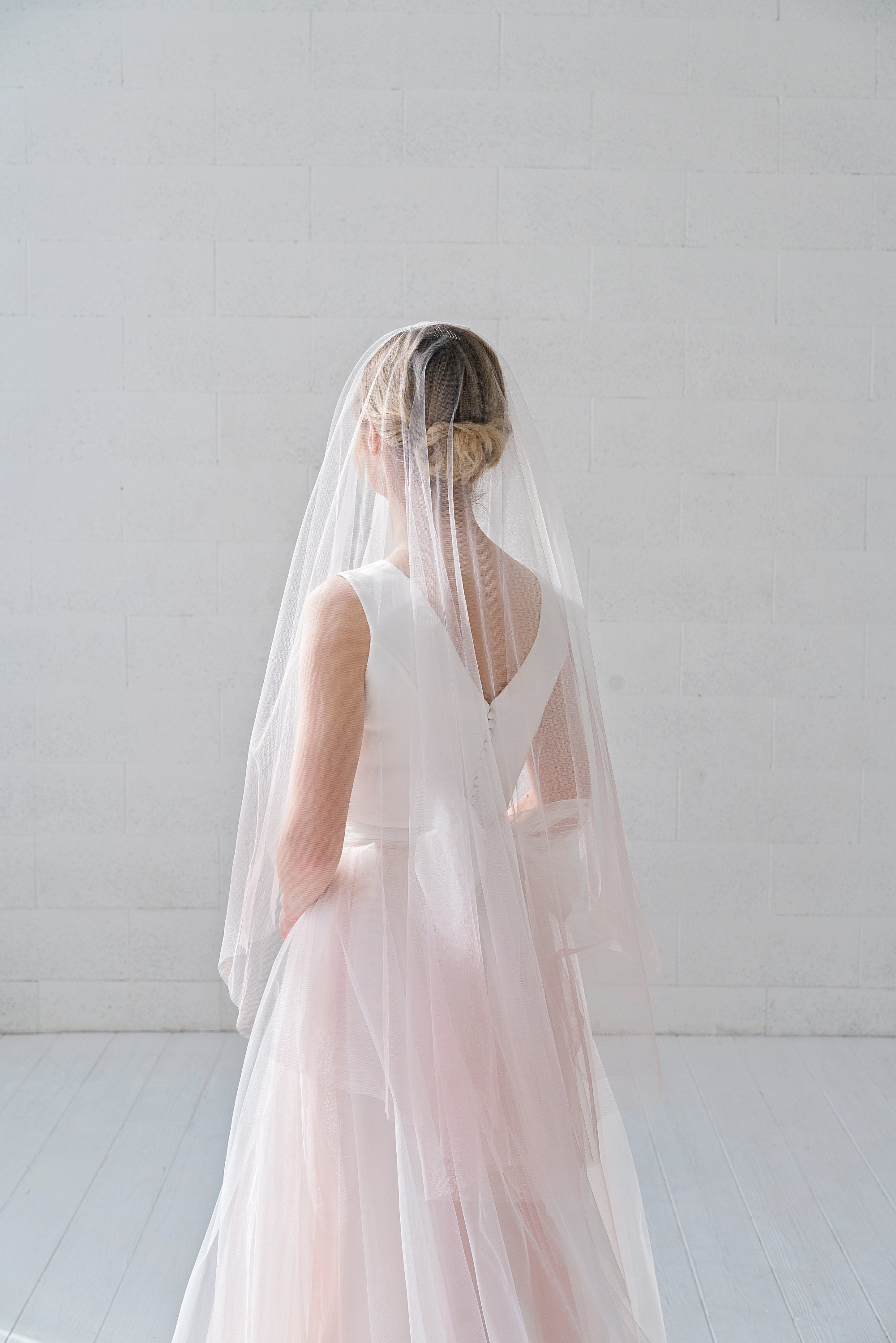 OneBlushingBride Simple Raw Edge Blush Wedding Veil Light Pink Waltz Veil Cut Edge Veil 1 Tier Bridal Veil Single Layer Veil Knee Length Veil with Comb