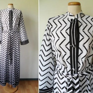 60s 70s Marimekko Style Designer RÖSCH Geometric Black White Chevron Stripe Tie Waist Button Front Duster Coat Maxi Robe Small Medium S M