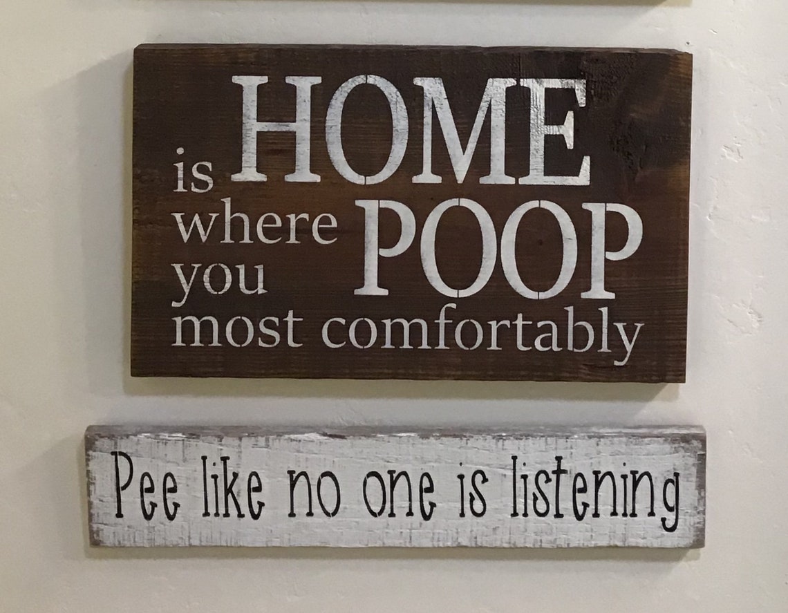 Targa Divertente In Metallo Per Bagno 'Home Is Where You Poop Most Comfortably', Decorazione Murale Vintage 20x30 Cm