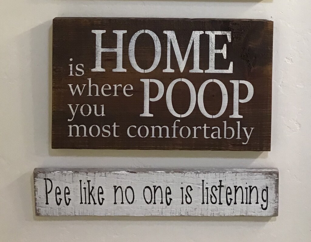 Targa Divertente In Metallo Per Bagno 'Home Is Where You Poop Most Comfortably', Decorazione Murale Vintage 20x30 Cm