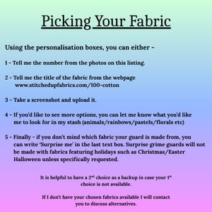 Puede incluir: Un gr&aacute;fico informativo con un fondo degradado que va del verde claro al morado claro. El texto dice: Picking Your Fabric. Usando las cajas de personalizaci&oacute;n, puede indicar el n&uacute;mero de las fotos, el t&iacute;tulo de la tela de www.stitchedupfabrics.com/100-cotton, subir una captura de pantalla, solicitar patrones espec&iacute;ficos o escribir Surprise me.