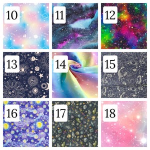 Puede incluir: Una cuadr&iacute;cula de nueve muestras de tela numeradas del 10 al 18, con patrones celestiales que incluyen motivos espaciales pastel, estampados de galaxias oscuras, nebulosas vibrantes, ilustraciones de sol y luna, arco&iacute;ris y signos zodiacales.