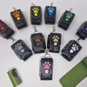 Hundekotbeutelspender mit Clip - Kunstleder Kotbeutelhalter - Schwarz mit gesticktem Pfotenabdruck - Farboptionen