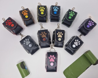 Dispensador de bolsas para excrementos de perro con clip - Soporte de polipiel - Negro con estampado de pata bordado - Opciones de color