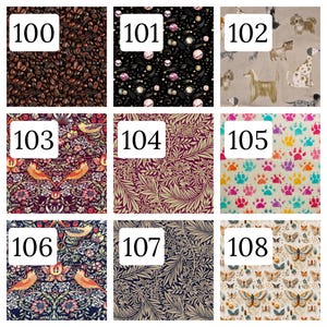 Puede incluir: Una cuadr&iacute;cula de nueve muestras de tela numeradas del 100 al 108. Los patrones incluyen granos de caf&eacute; tostados, planetas, varias razas de perros, motivos florales de aves en morado y azul marino, hojas beige, huellas de colores y mariposas.