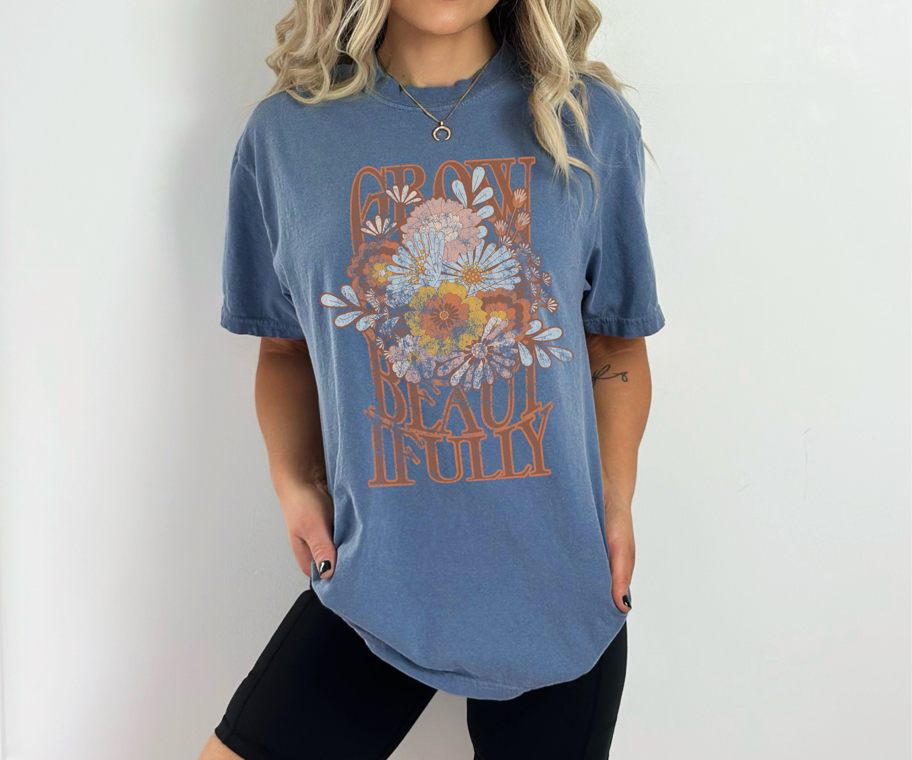 Groei prachtig comfort kleuren garmet-geverfd T-shirt, retro vintage bloem vintage versleten T-shirt, gedragen bloem retro