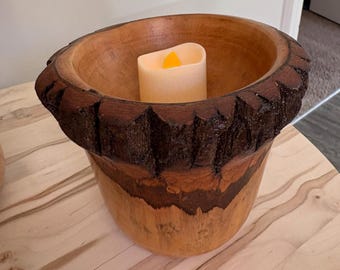 Handgedrechselte Holzvase mit LED Votivkerze