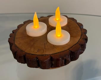 Votivkerze.  Hergestellt aus Eichenholzscheit mit LED-Kerzen.