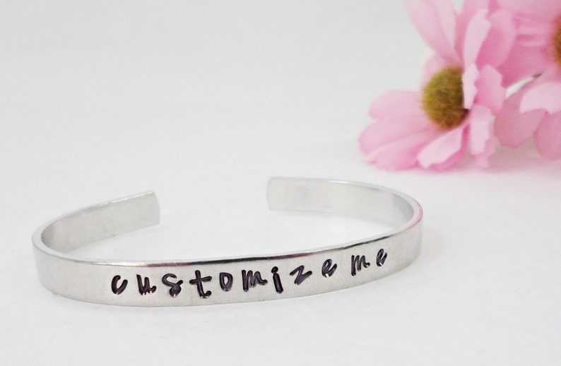 Puño de pulsera personalizado, pulsera personalizada, puño personalizado, puño estampado a mano, regalo personalizado, regalo menor de 20 años, pulsera de aluminio, personalizado imagen 1