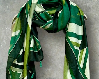 Chic Green Geometric Pattern Cotton Scarf with Tassels for Women,Ideal for All Seasons,Perfect Gifts for Her,Mother,Birthday and Christmas.