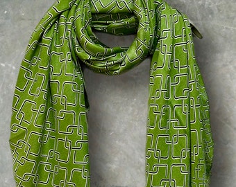 Stylish Green Scarf Featuring Interlocking Design for Women,Ideal All-Season Gifts for Her,Mother,Birthday and Christmas