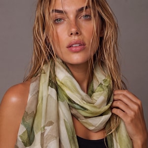 Olijfgroene katoenen sjaal met aquarelbloemen voor dames, lichtgewicht zomerse omslagdoek, zachte, doorschijnende sjaal, ideaal cadeau voor haar