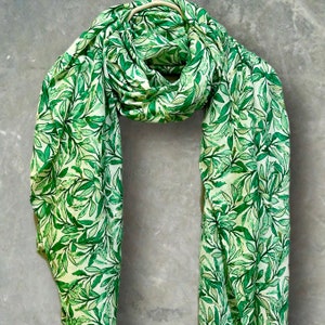 Chique geschetste bladeren groene sjaal met gouden vlokken. Perfect voor vrouwen, alle seizoenen, ideale cadeaus voor Moederdag, verjaardag en Kerstmis. afbeelding 1