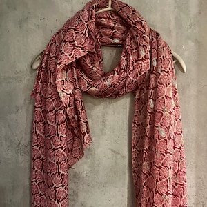 Pink Cotton Scarf with Seamless Leaf Pattern and Gold Foil Accents – An Elegant and Versatile Gift for Her, Perfect for Any Occasion