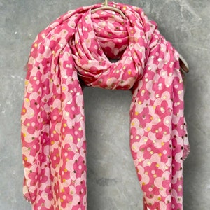 Chic Pink Retro Floral Cotton Scarf with Gold Accents,Perfect All-Season Gift for Her,Birthday,Christmas and Mother&#39;s Day